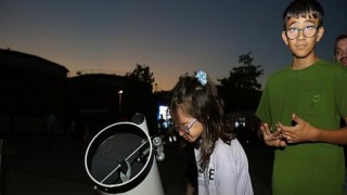 Meraklı gözlerle gökyüzünü gözlemlediler