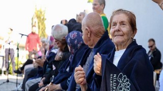 Alzheimer hastaları şarkı performansıyla alkış aldı