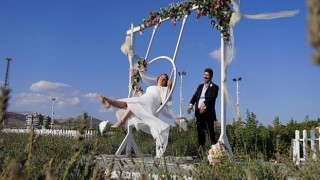 Anı ölümsüzleştirmek isteyen çekim platosuna koşuyor