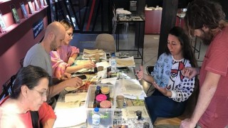 Atölyede ürettikleri kağıt ve mürekkeple Haiku yazdılar