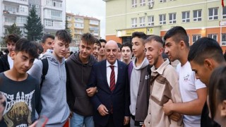 Genç öğrencilerden başkan Altınok’a sevgi gösterisi