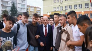 Genç öğrencilerden başkan Altınok’a sevgi gösterisi