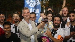 Gölcük Belediye Başkanlığı Kupası finalinde; Seka Doğanspor karşısında sahadan 2-0 galip ayrılan İhsaniyespor şampiyon oldu.