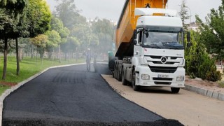 Nevşehir Belediyesi tarafından altyapısı yenilenen Cevdet Bey Sokak’ta sıcak asfalt serimi yapılıyor
