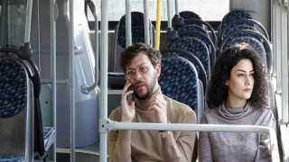 Halk otobüsünde sahnelenen “Çok Uzak Çok Yakın” seyirciyle buluşuyor