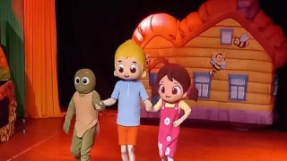 Niloya Cumhuriyet Bayramını Arkadaşlarıyla Doyasıya Kutluyor