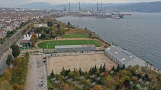 Alparslan Türkeş Spor Kompleksi’nde sahanın mıcır dolgusu yapılıyor