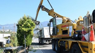 Demre’de yağmur suyu kanalları temizleniyor