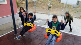 Van Büyükşehir Belediyesi Köy Okullarına Oyun Parkları Kuruyor