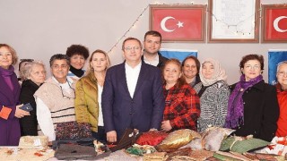 Ayvalık Belediye Başkanı Mesut Ergin ve Eşi Yeni Yıl Hediyelerini Mahalleevleri'nin Yılbaşı Pazarı'ndan Seçti