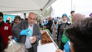 Başkan Sandıkçı’dan Gençlere Salep ve Simit İkramı