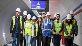 Başkan Tunç Soyer İzmir’in yeni metrosunda üniversite öğrencileriyle buluştu