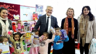 Nilüfer Belediye Başkanı Turgay Erdem&#39;den Çocuklara Yeni Yıl Hediyesi