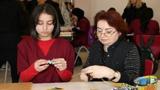 Atık kağıtlar maharetli ellerde sanata dönüştü