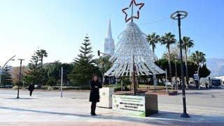 Atıklardan yapılan yılbaşı ağacı büyük ilgi görüyor