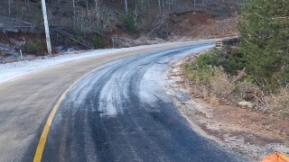 Belediye Ekipleri Buzlanmaya Karşı Tuzlama Çalışması Yapıyor