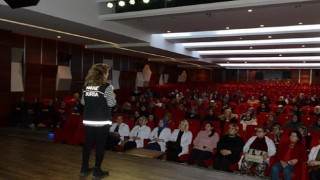 İnesmek Kursiyerlerine “En İyi Narkotik Polisi Anne Projesi” Anlatıldı