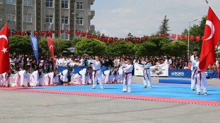 19 Mayıs Atatürkü Anma Gençlik ve Spor Bayramı tüm yurtta olduğu gibi Karamanda da törenle kutlandı