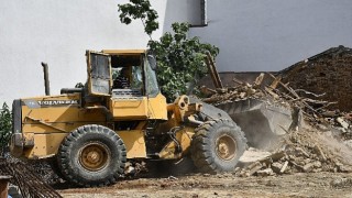 Malkara Belediyesi tarafından metruk binaların yıkımına devam ediliyor