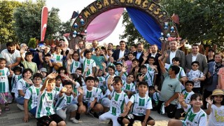 Hayallerindeki kahramanları gören çocuklar bu parka hayran kaldı