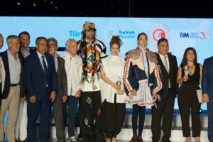 “SEED” temalı 17’inci EİB Moda Tasarım Yarışmasının kazananı Mirey Demirci