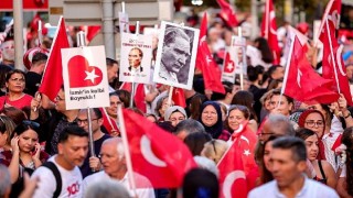 Bayraklıdan 10 bin kişilik kortej!