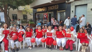 İzmir 100.yıla özel 100 türk kadınından 100 türk bayrağı