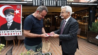 Nilüfer Belediye Başkanlardan esnafa Atatürk posteri ve Türk bayrağı