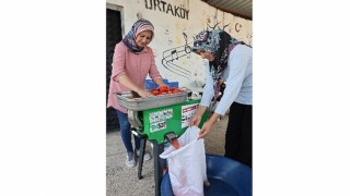 Büyükşehirden Kumlucalı kadınlara domates sıkma makinesi