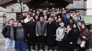 Başkan Dündar, zirvede gençlerle buluştu