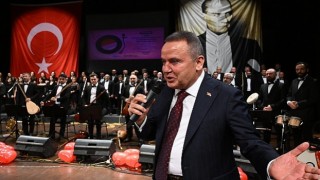 Başkan Böcek Sevda Türküleri konserini izledi