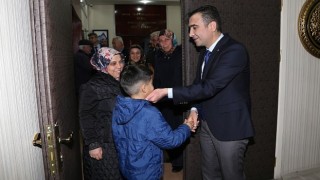 Karaman Belediye Başkanı Savaş Kalaycı, gündüz esnaf ve mahalle gezileriyle akşam ise makamında vatandaşları kabul ederek yediden yetmişe herkesle buluşuyor