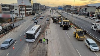 Köseköy Koridoru Alikahya Stadyum bağlantı yolu çalışmaları kapsamında D-100 İstanbul istikametinde asfalt ve yol çizgi imalatları tamamlandı