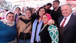 Aydın Büyükşehir Belediye Başkanı Özlem Çerçioğlu, Karacasu Pazarnı ziyaret ederek vatandaşlarla ve pazar esnafıyla buluştu