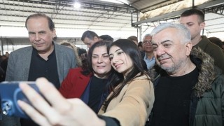 Aydın Büyükşehir Belediye Başkanı Özlem Çerçioğlu, Karpuzlu Belediye başkan adayı Tuğrul Ozan ile birlikte Karpuzlu Pazarı&#39;nı ziyaret ederek vatandaşlarla buluştu