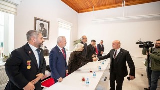 Başkan Soyer, şehit aileleri ve gazi derneklerinin temsilcilerini ağırladı “Sizler için ne yapsak az, ne yapsak eksik