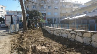 Efes Selçuk Belediyesi tarafından kentte yürütülen altyapı ve çevre düzenlemesi çalışmaları hızla devam ediyor