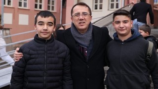 Nevşehir Belediye Başkanı Dr. Mehmet Savran, İstiklal Ortaokulu ve Rauf Nail Akman İlkokulunda öğrencilerle bir araya geldi