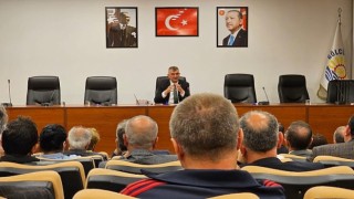 Gölcük Belediye Başkanı Ali Yıldırım Sezer, 31 Martta düzenlenen yerel seçimlerin ardından mazbatalarını alan muhtarlara başarılar diledi