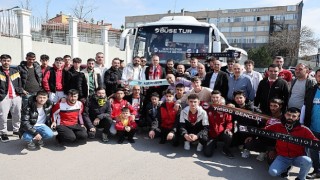 Sivas Belediye Başkanı Dr. Adem Uzun, deplasmanda oynanacak Trabzonspor-Sivasspor karşılaşması öncesi kırmızı beyazlı taraftarları Trabzon&#39;a yolcu etti