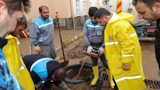 Nevşehir Belediyesi ekipleri, aşırı yağıştan etkilenen mahallelerde temizlik ve onarım çalışmalarını sürdürüyor