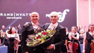 Gürer Aykal ın Zafer Konseri Eşliğinde Görkemli Bir Dönüşüm