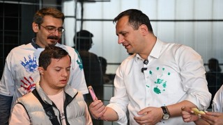 Minik eller doğaya umut ekti