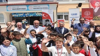 Başkan Sandıkçı Öğrencilerin Karne Sevincini Paylaştı