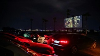 İnciraltı nda arabada sinema keyfi